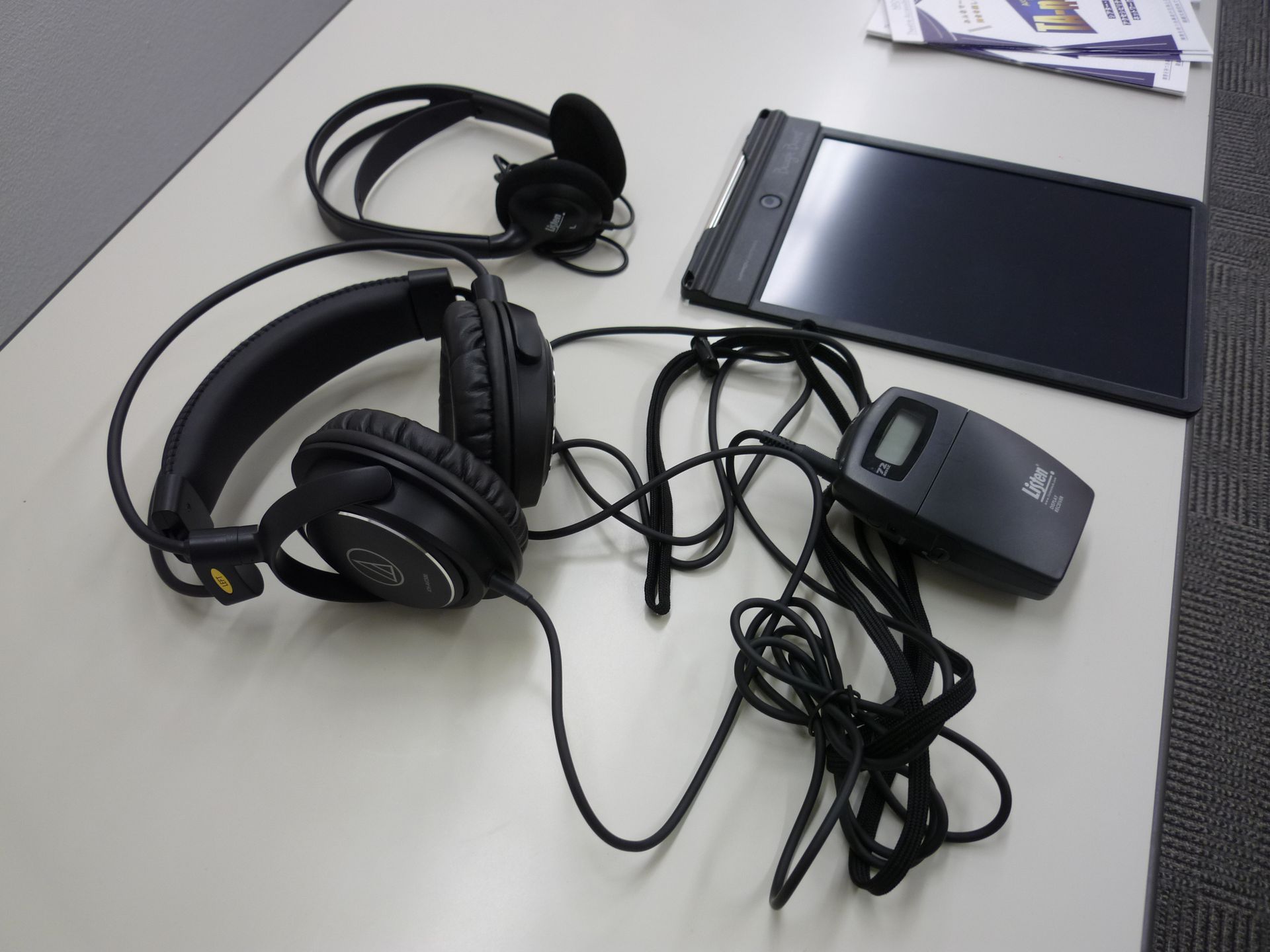 ミューザ川崎のFM補聴システム受信機と筆談ボード