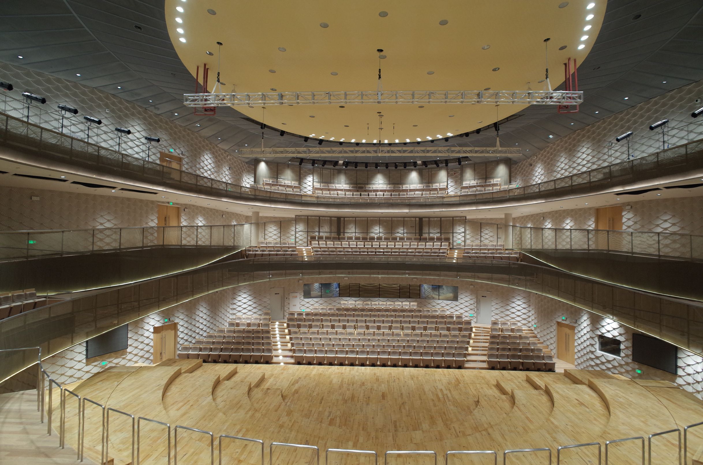 コンサートホール内観（ステージ背後から）