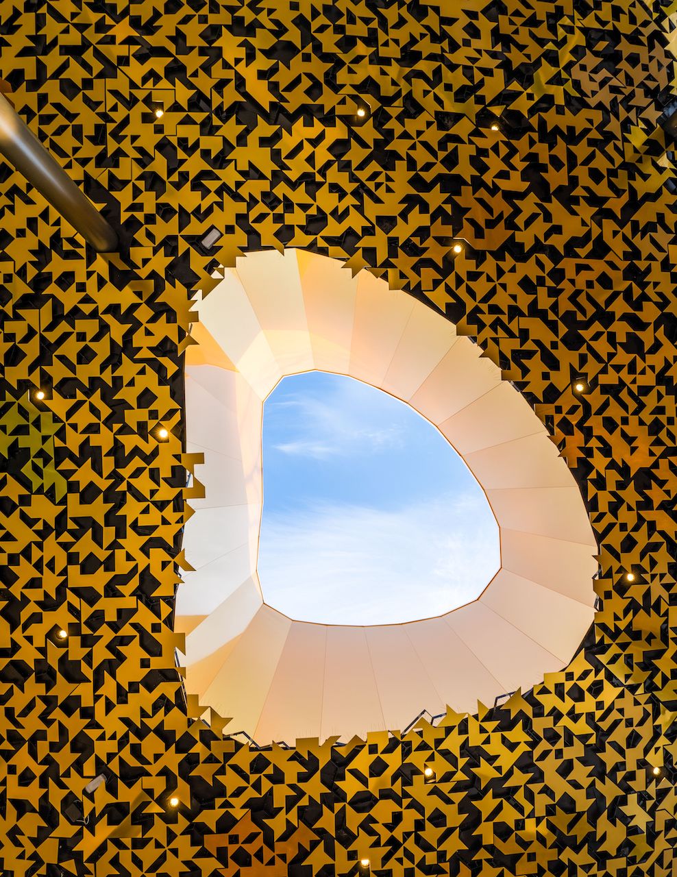 葉の天井とライトウェル ©Liget Budapest Project