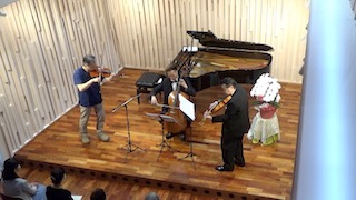 演奏風景（左から福井先生、弘田さん、吉鶴さん）
