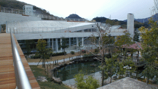 施設外観 (屋根は現在、緑に覆われている)