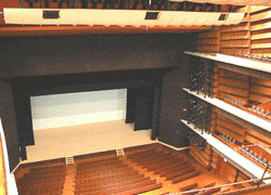 演劇形式の大ホール舞台