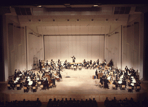 1974年2月にNHKホールで行われた｢グルッペン｣の演奏風景（写真提供：NHK交響楽団）