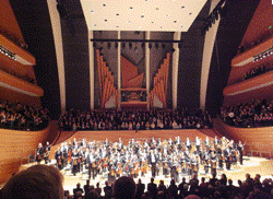 カンザス・シティ交響楽団による演奏風景