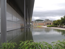 平成知新館側から本館を見る