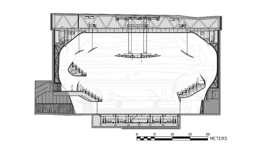 ホール横断面