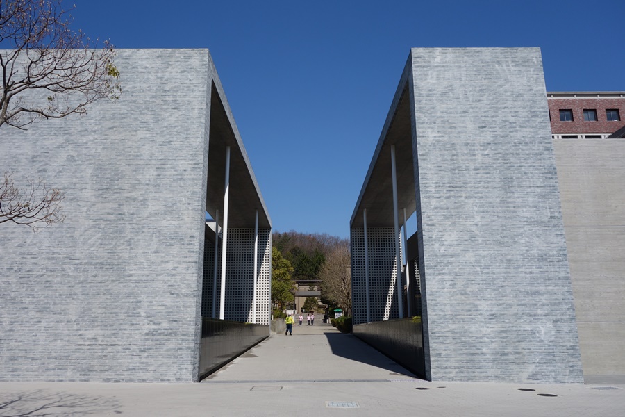 左側が礼拝堂「言館」、右側が資料展示室「光館」