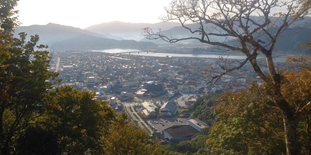 城山からの眺め 写真中央に「城山桜ホール」が見える