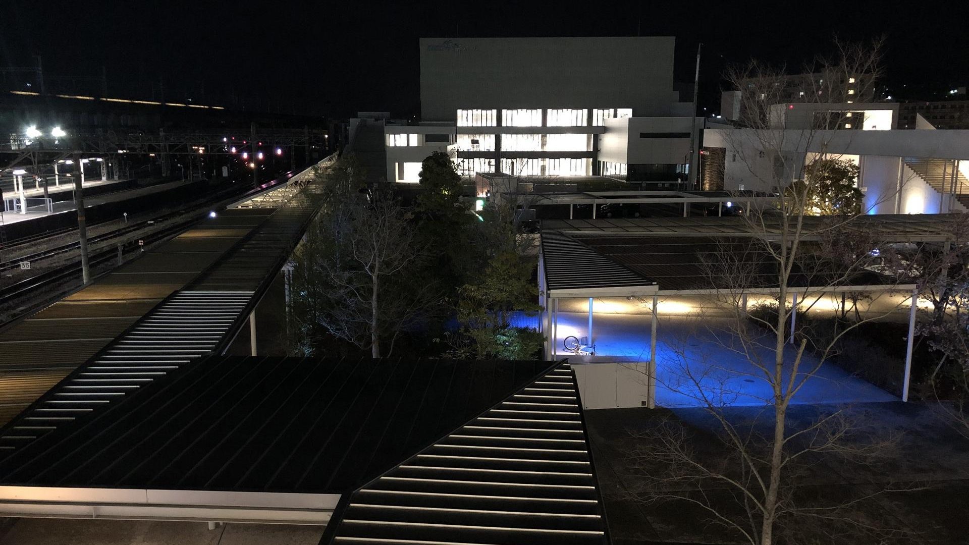 施設外観（駅コンコースからの夜景）