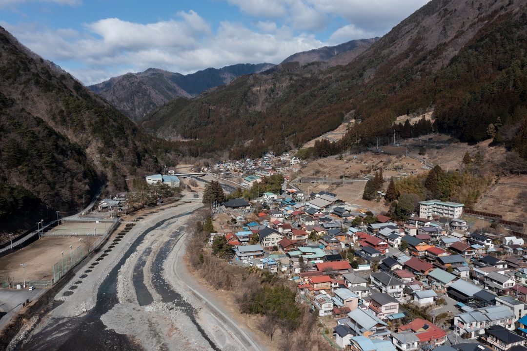 丹波山村役場（中央右の大屋根が役場）©️吉田誠